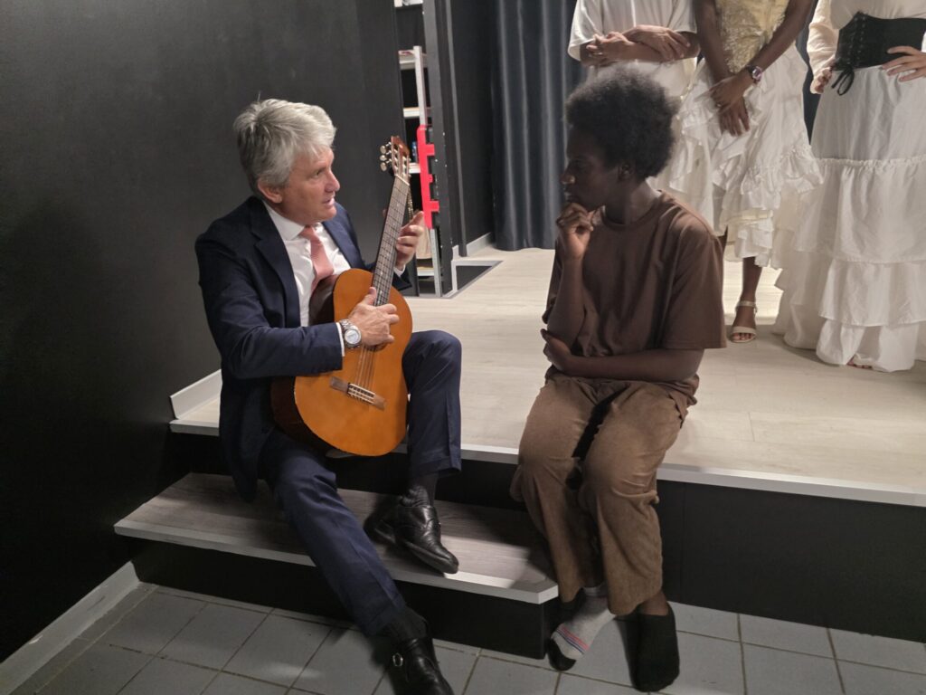 Le Recteur, M. Gabriele FIONI, conseille un élève de théâtre sur la façon de jouer "La lettre à Élise"