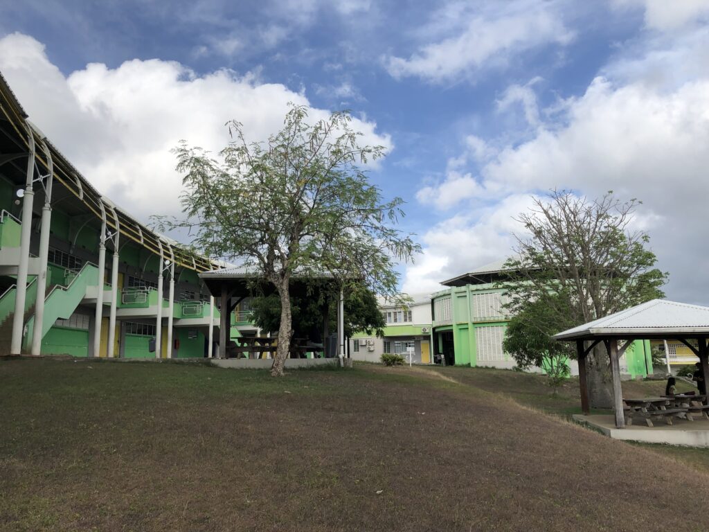 Photo du lycée Yves Leborgne avec les salles et la rotonde au fond