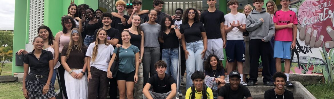 Photo de groupe avec les Danois devant la rotonde du lycée Yves Leborgne