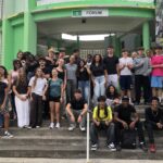 Photo de groupe avec les Danois devant la rotonde du lycée Yves Leborgne