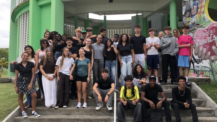 Photo de groupe avec les Danois devant la rotonde du lycée Yves Leborgne