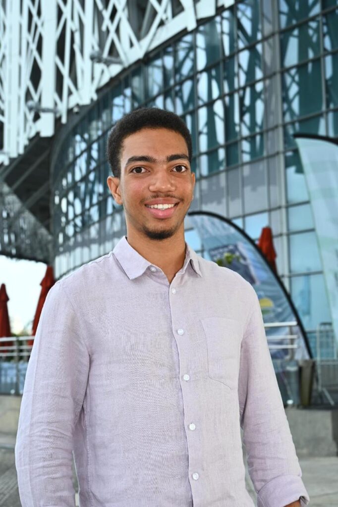 Portrait de Mattéo ANTOINE devant le Mémorial Acte (MACTE) avant la cérémonie de la 32ème édition des "Lauréats de l'excellence", récompensant les meilleurs bacheliers scientifiques de Guadeloupe.