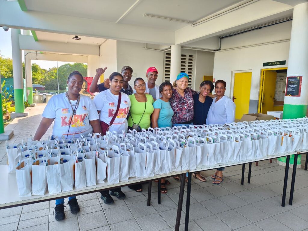 Derrière une table chargée de petits- déjeuners empaquetés, les parents d'élèves de la Fapeg et les agents du lycée attendent les candidats pour leur témoigner leur soutien.