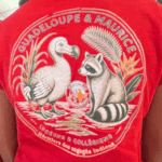 Dos d'un participant portant le logo de la rencontre entre l'île Maurice et la Guadeloupe (un dodo rencontrant un racoon)