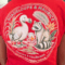 Dos d'un participant portant le logo de la rencontre entre l'île Maurice et la Guadeloupe (un dodo rencontrant un racoon)